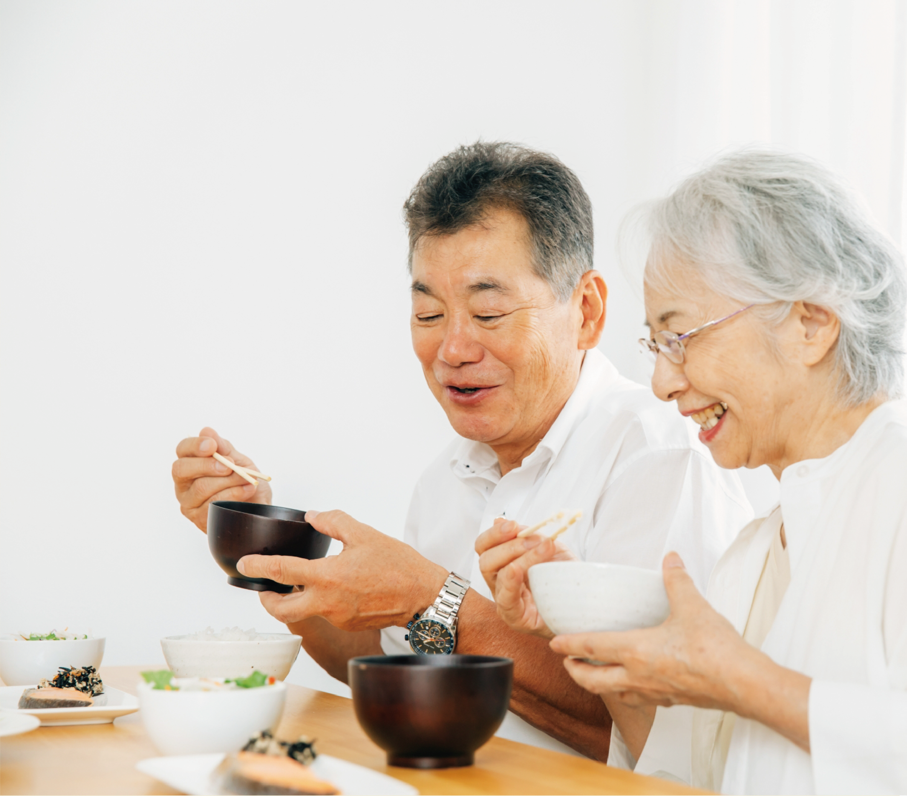 食事を楽しむご夫婦